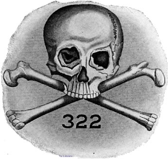 Skull &amp; Bones sử dụng huy hiệu cho hội nhóm là biểu tượng một chiếc hộp sọ người chết và hai khúc xương chéo bên dưới. Con số 322 được khắc họa dưới biểu tượng. Theo một giả thuyết, "322" là tham chiếu đến năm 322 trước Công nguyên và các thành viên đo niên đại bắt đầu từ năm này thay vì từ thời đại thông thường. Vào năm 322 trước Công nguyên, Chiến tranh Lamian kết thúc với cái chết của nhà hùng biện Demosthenes và đây là một khoảnh khắc chứng kiến người Athen cổ đại buộc phải giải tán chính phủ của họ và bắt đầu chuyển đổi từ dân chủ sang chế độ chuyên quyền, theo đó chỉ những người sở hữu 2,000 drachmas trở lên mới có thể là công dân. Nó ám chỉ niềm tin của hội này rằng nước Mỹ nên tuân theo và giao trách nhiệm của chính phủ dành riêng cho những người giàu có.