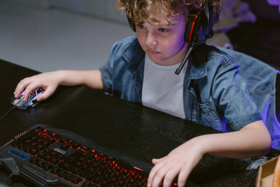 Hacker ngày càng trẻ hóa, mới 9 tuổi đã biết tấn công DDOS vào hệ thống mạng của trường học - Ảnh 1.