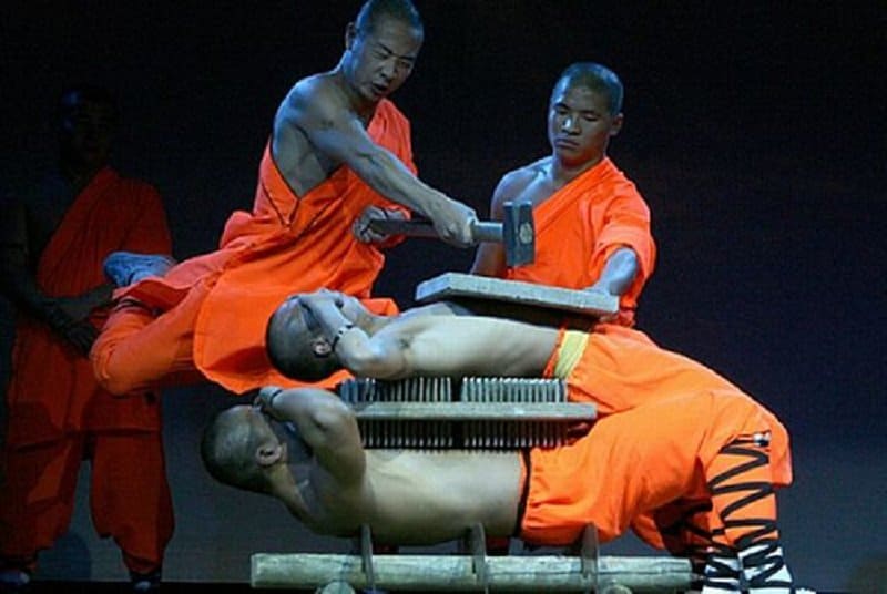 10-unbelievable-pictures-that-showcase-the-abilities-of-shaolin-monks-4.jpg