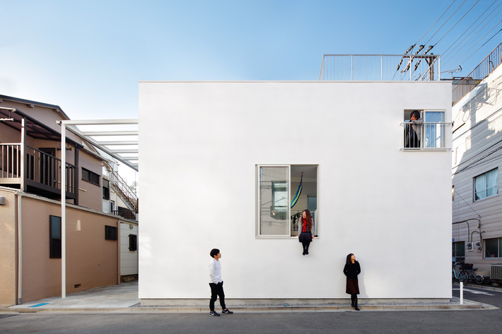 Đưa phòng ngủ ra ban công, ngôi nhà 48m² ở Nhật Bản này là sự kết hợp hoàn hảo giữa kiến ​​trúc độc đáo - Ảnh 1.