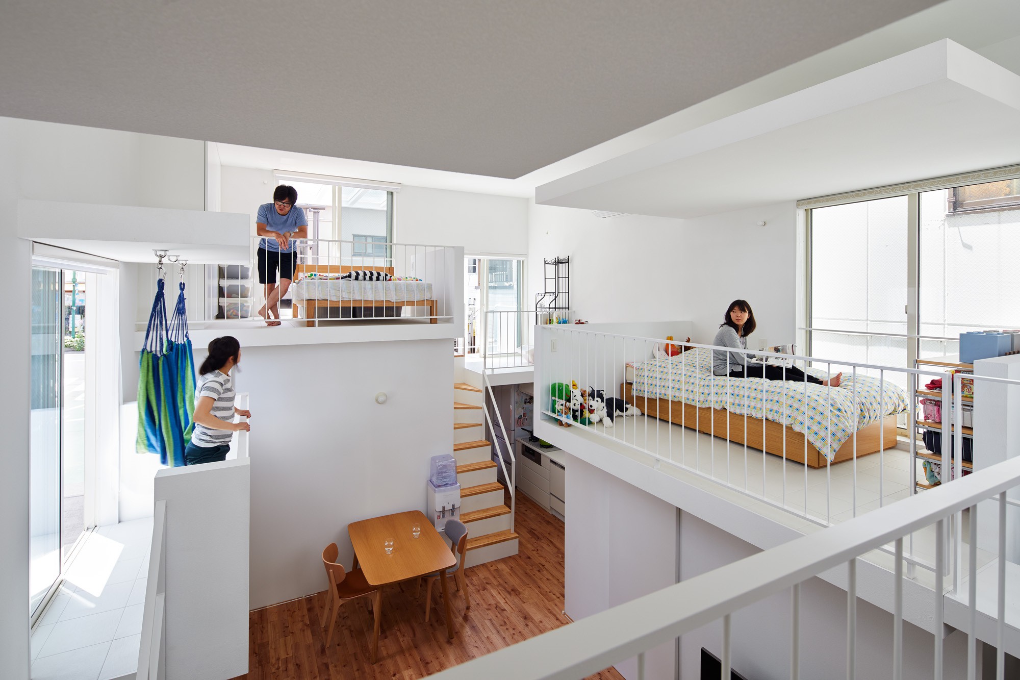 Đưa phòng ngủ ra ban công, ngôi nhà 48m² ở Nhật Bản này là sự kết hợp hoàn hảo giữa kiến ​​trúc độc đáo - Ảnh 11.