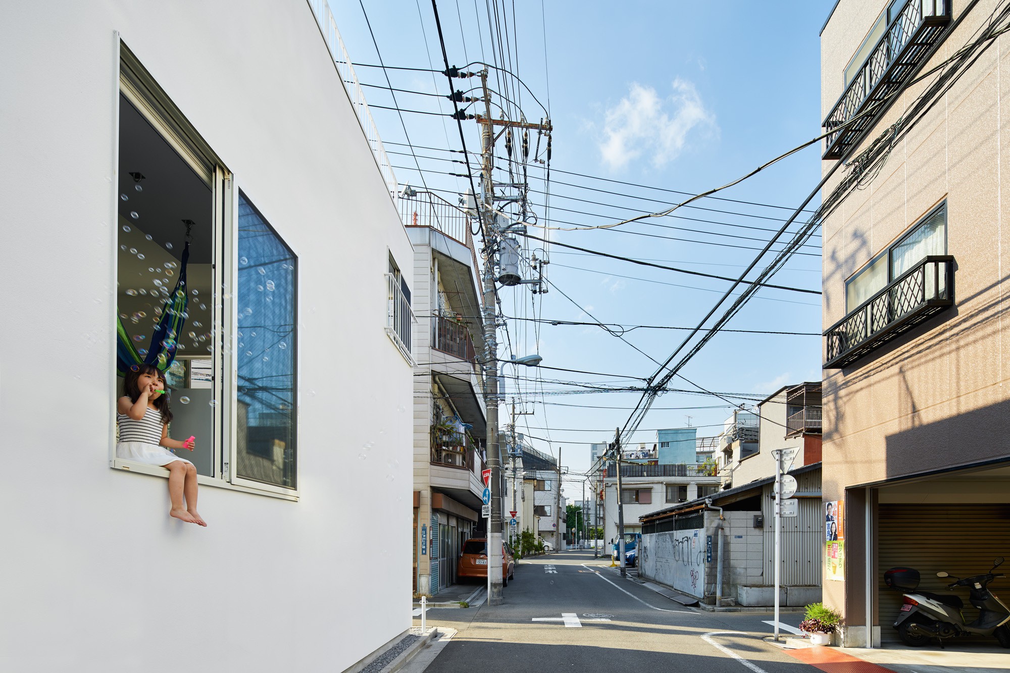 Đưa phòng ngủ ra ban công, ngôi nhà 48m² ở Nhật Bản này là sự kết hợp hoàn hảo giữa kiến ​​trúc độc đáo - Ảnh 3.