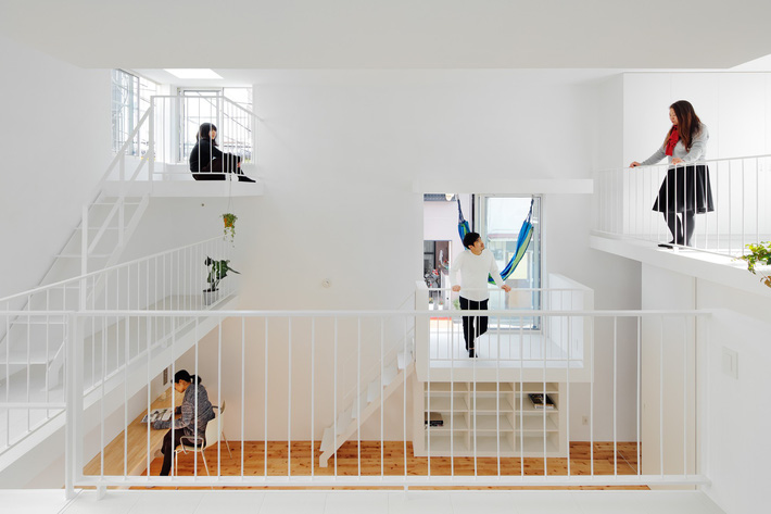 Đưa phòng ngủ ra ban công, ngôi nhà 48m² ở Nhật Bản này là sự kết hợp hoàn hảo giữa kiến ​​trúc độc đáo - Ảnh 6.
