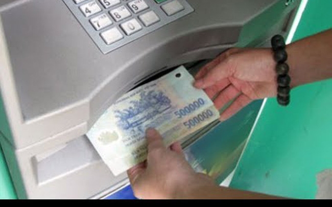Rút tiền ATM - Xem hình ảnh để biết cách rút tiền an toàn và hiệu quả nhất tại các máy ATM và tránh những rủi ro trong quá trình sử dụng.