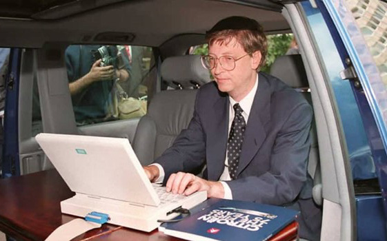 Bill Gates tự tay quay video training nhân viên - Ảnh 1.