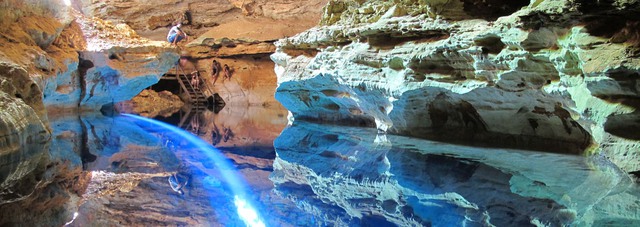 Độc đáo hồ nước tàng hình khiến du khách ngâm mình mà cứ ngỡ đang bơi trong không khí - Ảnh 3.