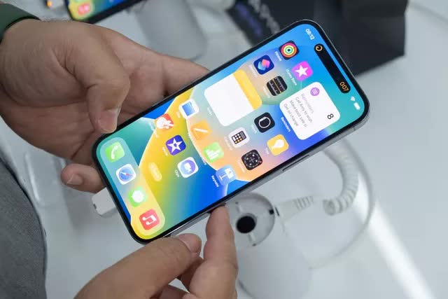 iPhone 14 “ế hàng” trong ngày đầu mở bán tại Việt Nam, lý do là gì? - Ảnh 4.