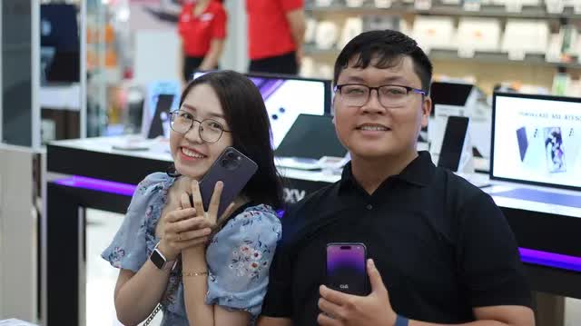 iPhone 14 “ế hàng” trong ngày đầu mở bán tại Việt Nam, lý do là gì? - Ảnh 3.