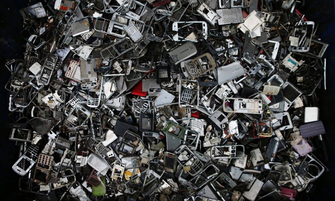 Giật mình với 5,3 tỉ điện thoại di động thải ra trong năm 2022 - Ảnh 1.