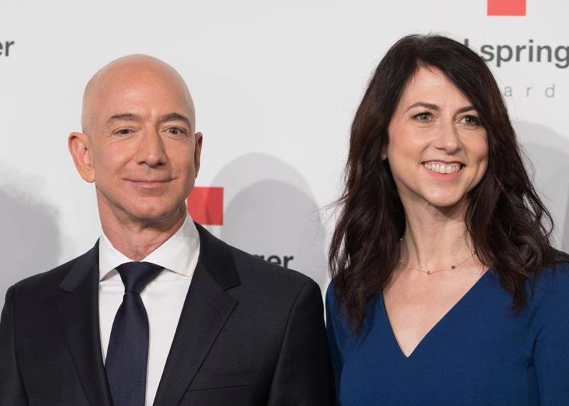 Sau gần 3 năm ly hôn, vợ cũ Jeff Bezos còn nhận bao nhiêu tiền từ Amazon mỗi năm? Dù đã cho đi rất nhiều nhưng con số vẫn gây choáng ngợp - Ảnh 1.