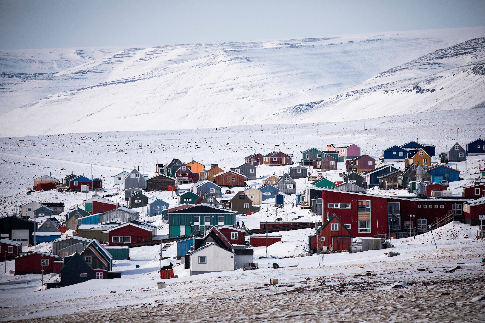 Cuộc sống tại thị trấn tận cùng cực bắc của Trái đất, nơi người dân xây nhà trên băng và sống trong bóng tối gần nửa năm - Ảnh 1.