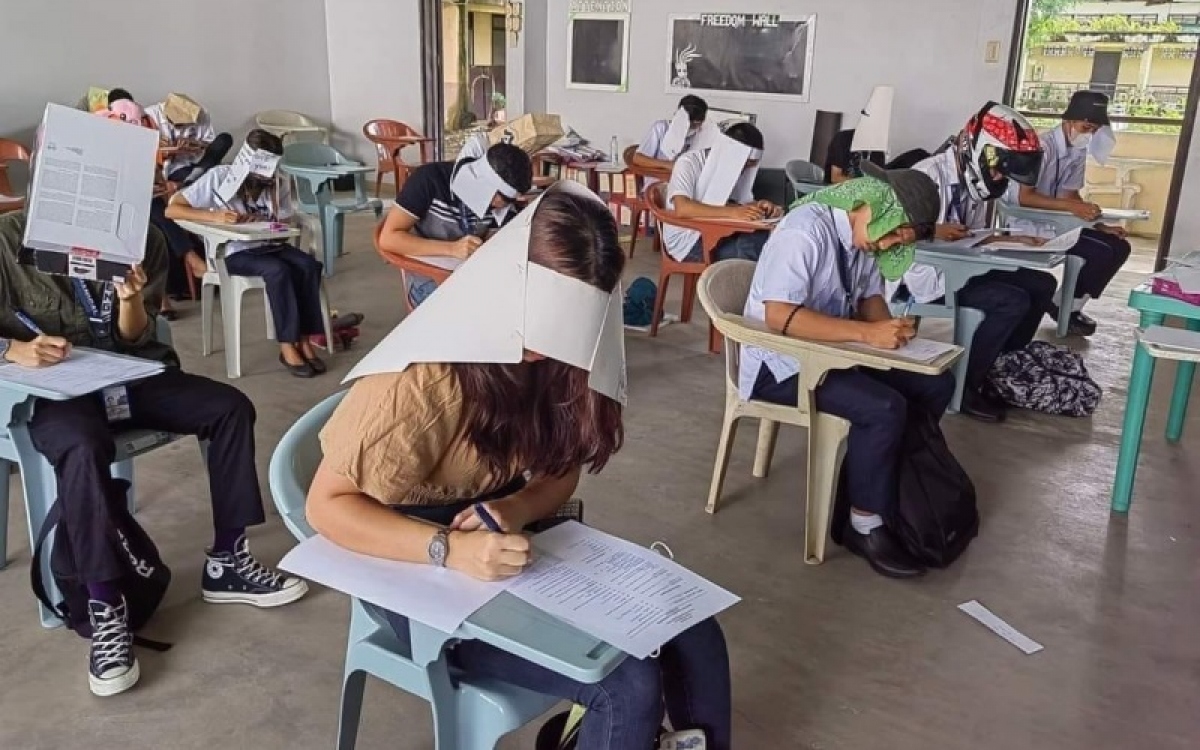 “Mũ chống gian lận” trong kỳ thi gây sốt mạng xã hội tại Philippines - Ảnh 1.