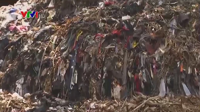 Thời trang tái chế tạo ra hàng núi rác thải tại Kenya - Ảnh 1.