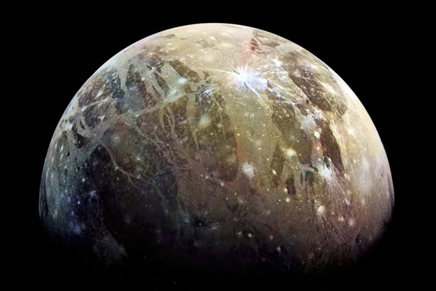 Kính viễn vọng không gian Hubble tìm thấy nước trên Mặt Trăng Ganymede của Sao Mộc - Ảnh 1.