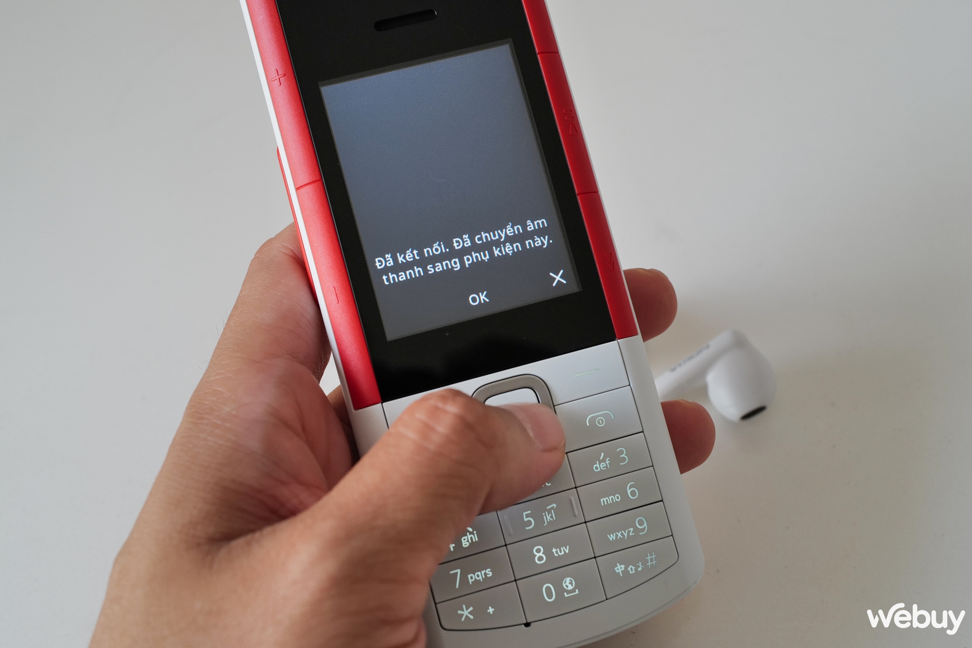 Mở hộp điện thoại &quot;cục gạch&quot; Nokia tích hợp tai nghe không dây, giá 1.79 triệu đồng - Ảnh 6.