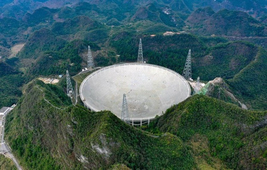 Trung Quốc chi gần 50 triệu đô xây kính viễn vọng lớn chưa từng có để 'thay đổi thời gian' của cả thế giới - Ảnh 2.