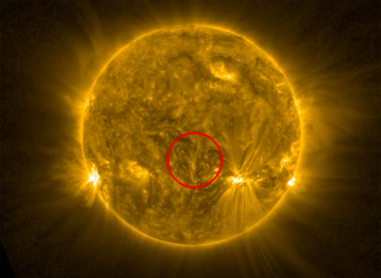 Ghi lại được cảnh 'rắn' plasma trườn trên bề mặt Mặt trời với tốc độ 612.000 km/h - Ảnh 2.