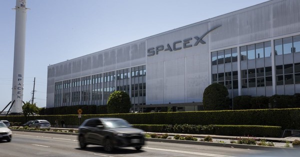 SpaceX sa thải trái phép nhân viên để trả đũa - Ảnh 1.