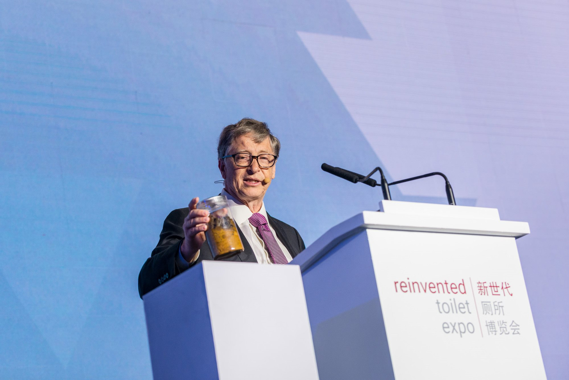 Bill Gates vừa tiết lộ hành động gây sốc: Uống nước lọc từ chất thải con người trong nhiều năm - Ảnh 3.