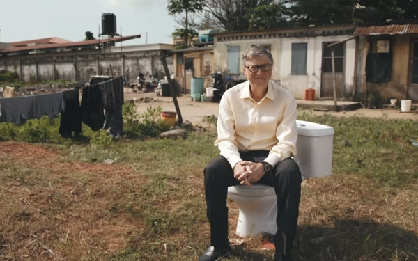 Bill Gates vừa tiết lộ hành động gây sốc: Uống nước lọc từ chất thải con người trong nhiều năm - Ảnh 1.