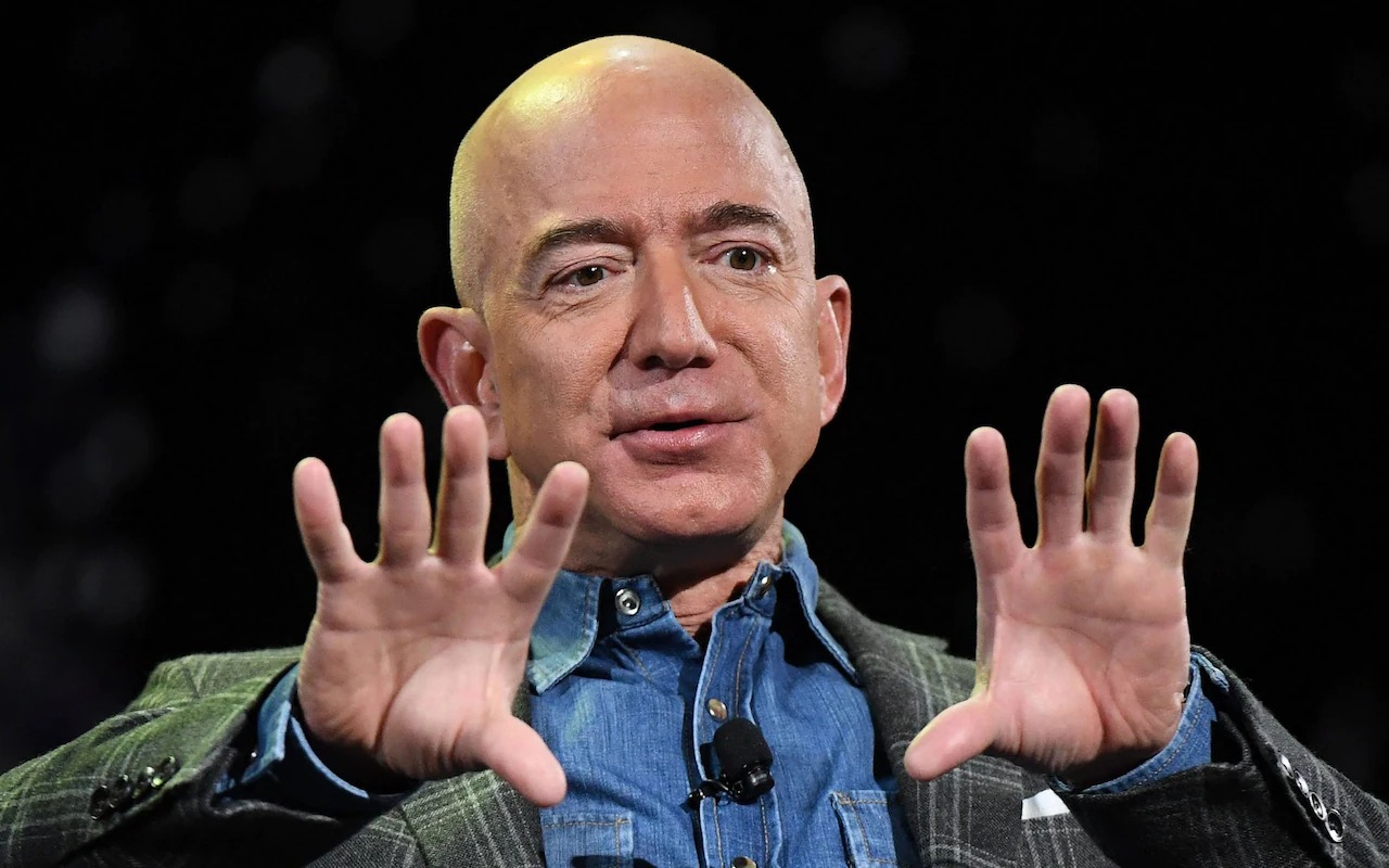 Tỷ phú Jeff Bezos khuyên mọi người 'giữ chặt túi tiền' trong mùa giảm giá cuối năm - Ảnh 1.