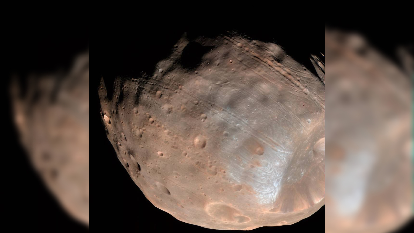 Các nhà khoa học phát hiện Sao Hỏa đang âm thầm 'xé toạc' Mặt trăng lớn nhất - Ảnh 2.