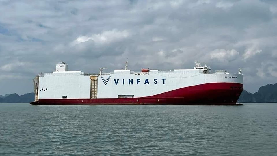 Hình ảnh dàn xe điện VinFast xếp hàng tại cảng Hải Phòng chờ lên tàu ...