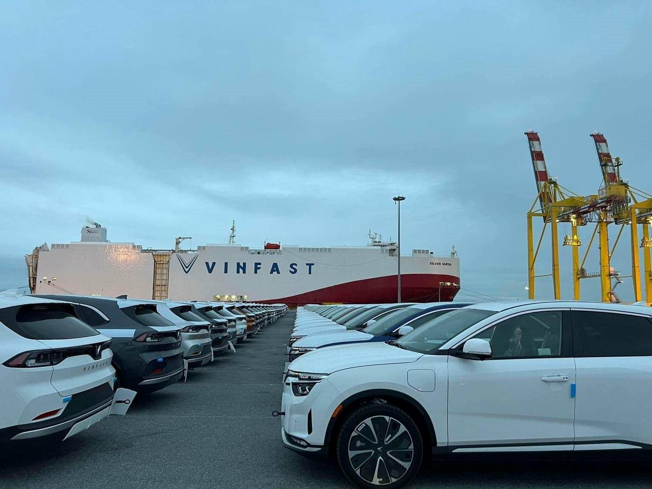 Hình ảnh dàn xe điện VinFast xếp hàng tại cảng Hải Phòng chờ lên tàu sang Mỹ - Ảnh 4.