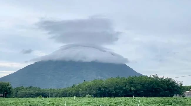 Đám mây ảo diệu xuất hiện trên đỉnh núi Bà Đen (Tây Ninh) khiến dân tình không ngừng xôn xao - Ảnh 4.