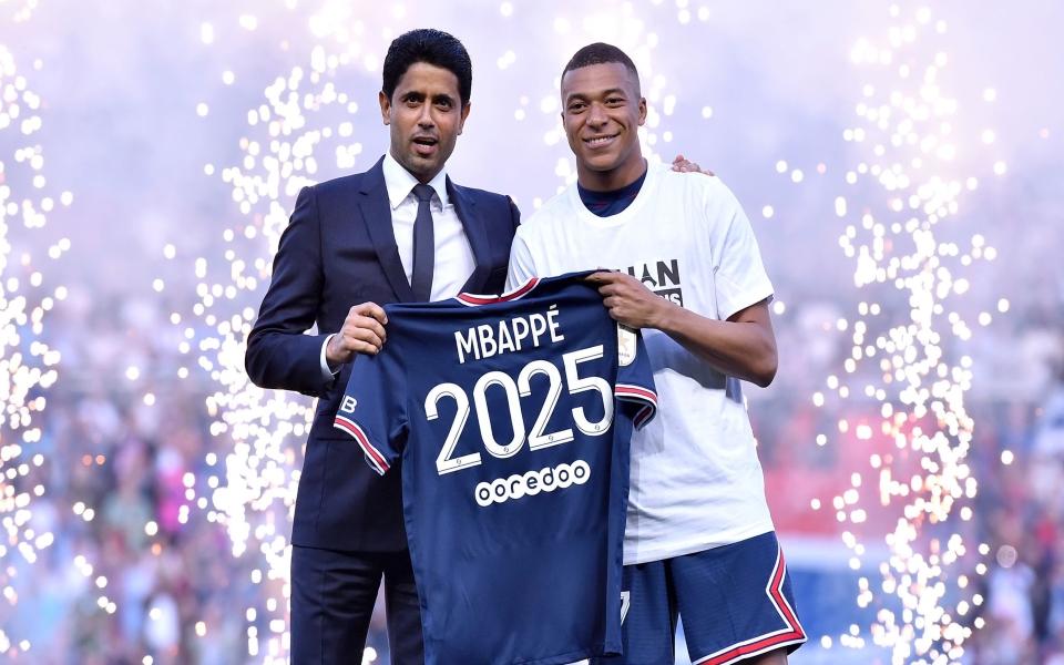 The age of 23 of the millionaire player Kylian Mbappe: The highest-paid player in the FIFA World Cup 2022, surpassing both Messi and Ronaldo, spending a lot of money on car enthusiasts, collecting branded shoes - Photo 1.