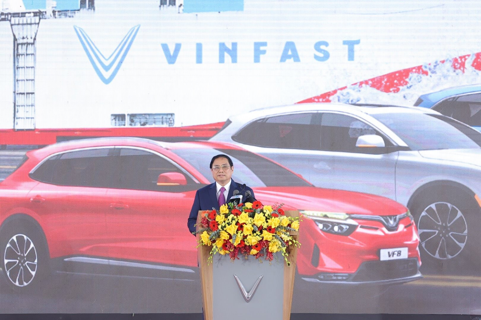 VinFast chính thức xuất khẩu lô xe ô tô điện đầu tiên 999 chiếc ra thế giới - Ảnh 2.