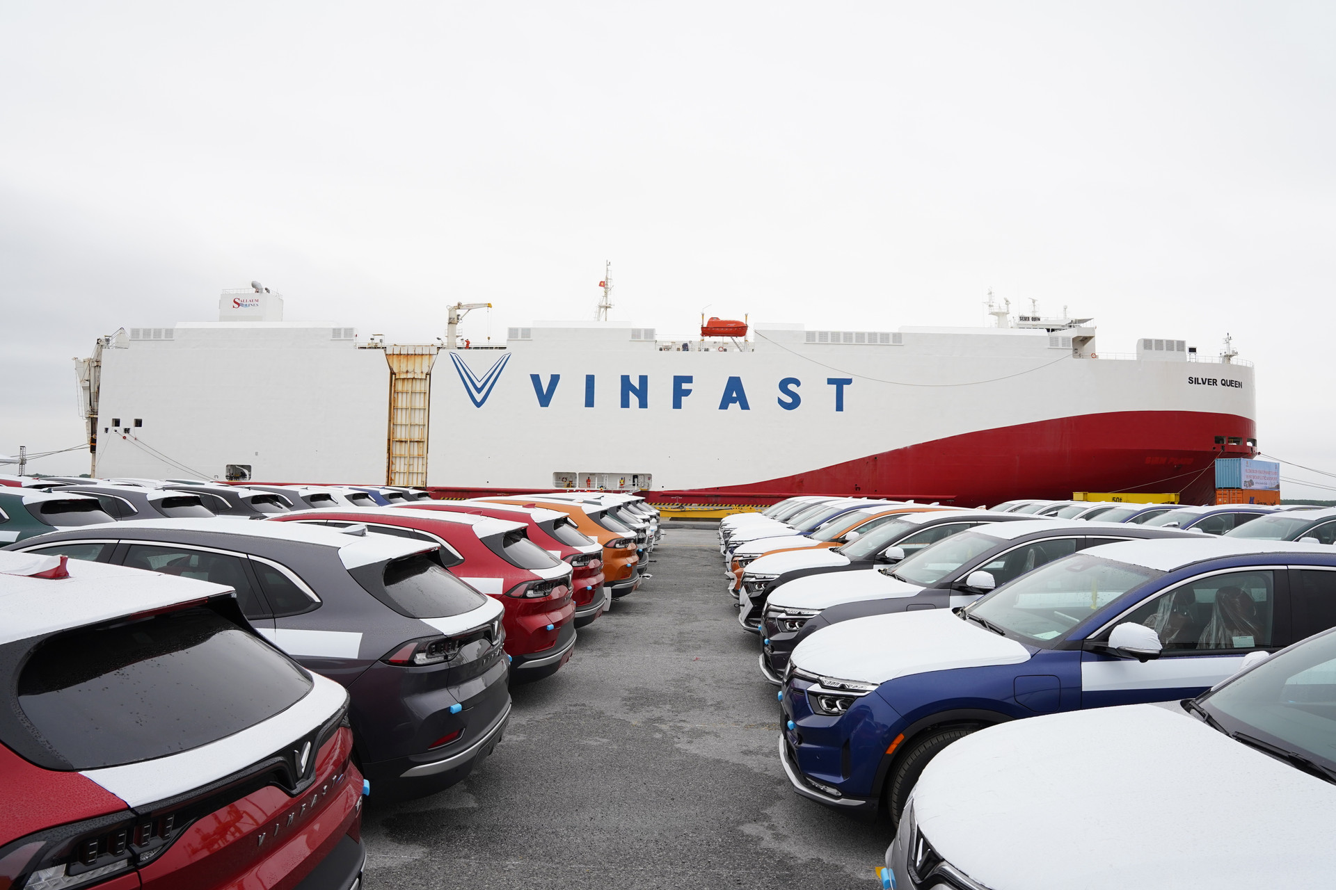 VinFast chính thức xuất khẩu lô xe ô tô điện đầu tiên 999 chiếc ra thế giới - Ảnh 1.