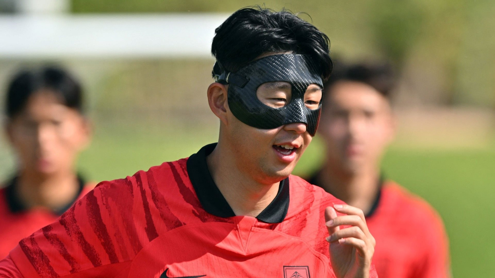 Đằng sau chiếc mặt nạ 'batman' của Son Heung Min là cả một ngành công nghiệp tỷ USD - Ảnh 1.