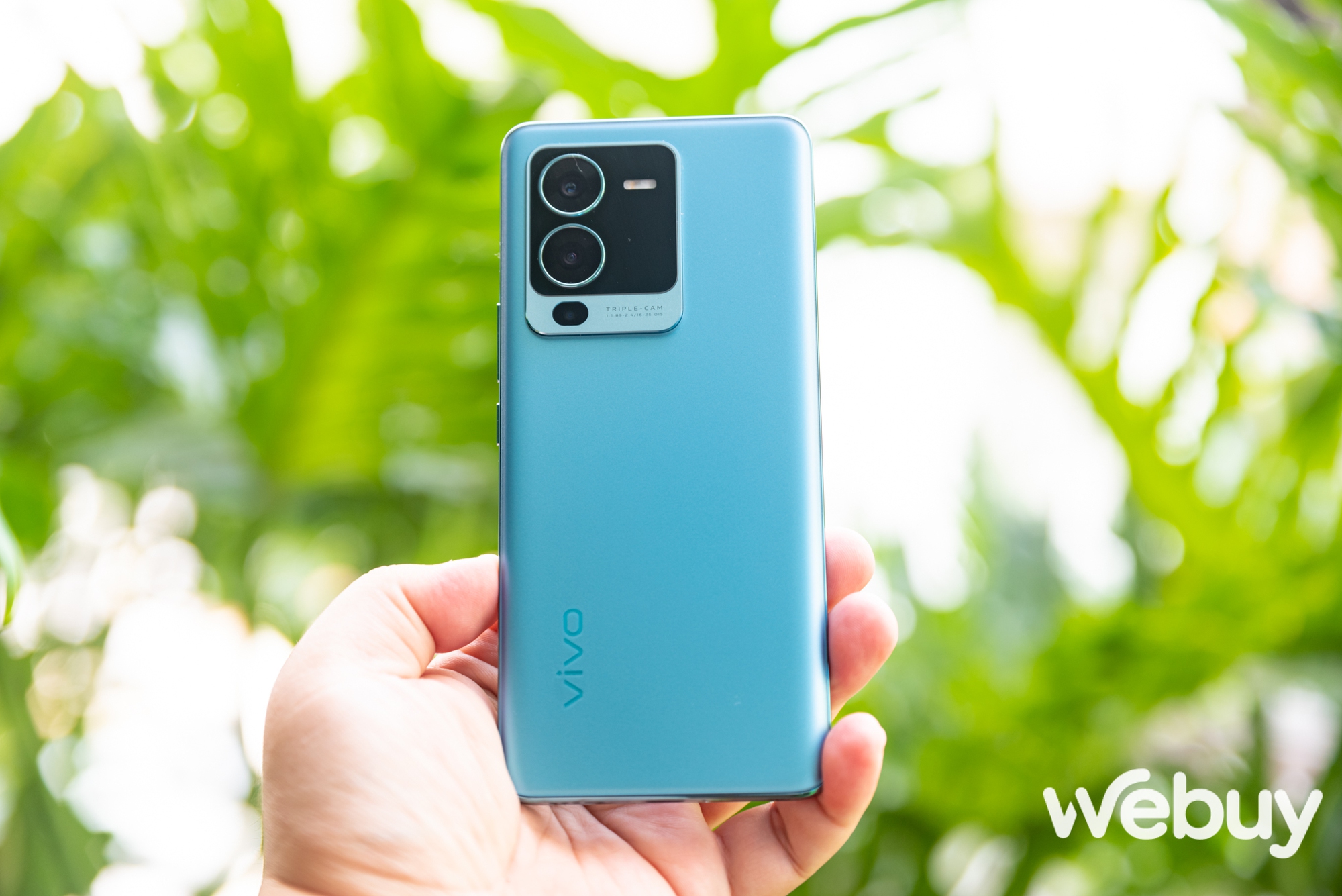 Close-up of vivo V25 Pro official phone in Vietnam: high-end design, with focus on imaging experience, priced at approximately VND 14 million - Image 4.