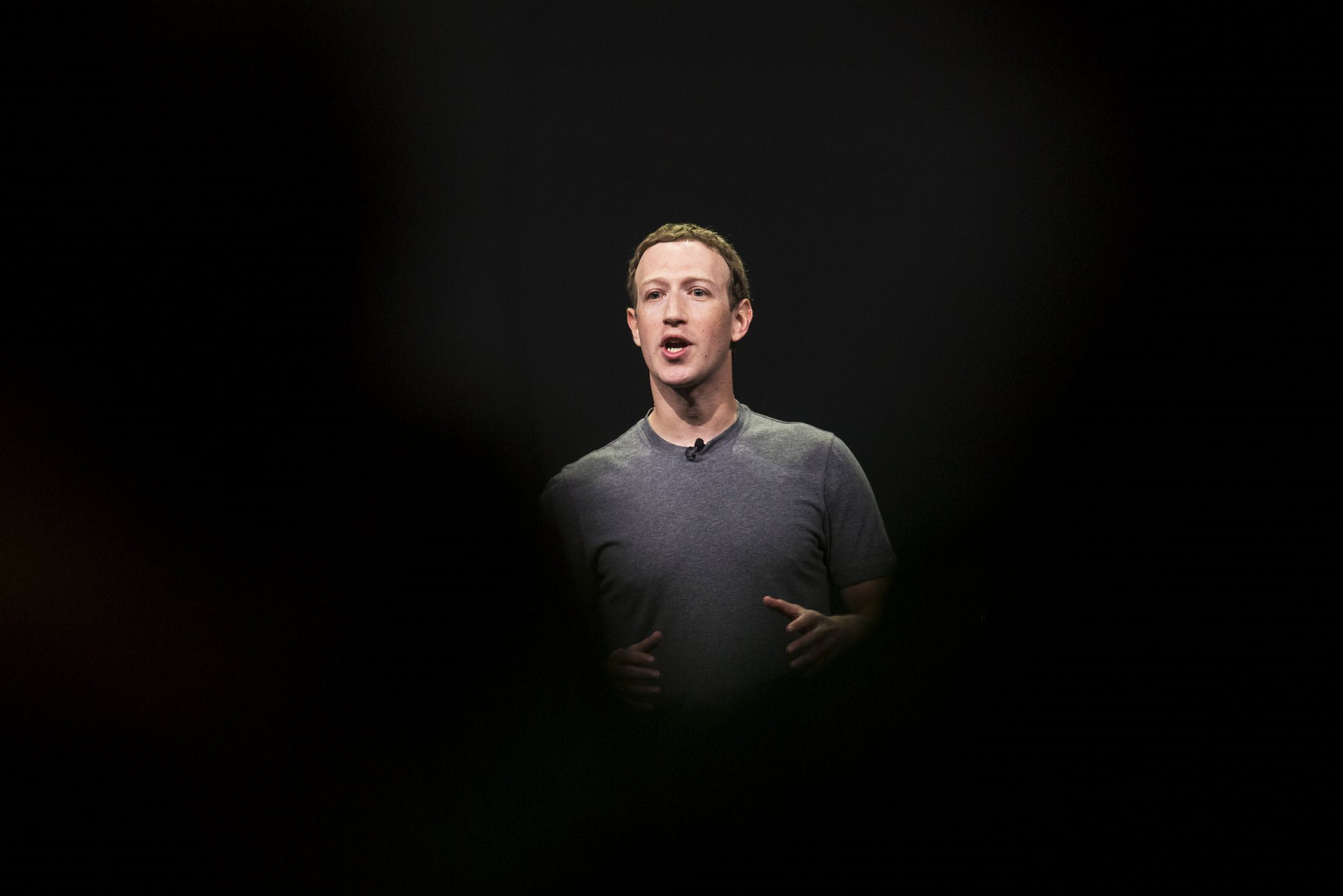 Mark Zuckerberg vừa cho mình lý do để bị &quot;sờ gáy&quot; - Ảnh 2.