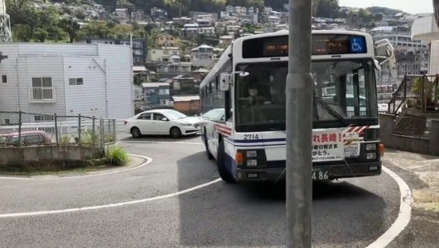 Tài xế xe buýt Nhật gây bất ngờ với khả năng vào cua hoàn hảo trên đường núi quanh co - Ảnh 2.