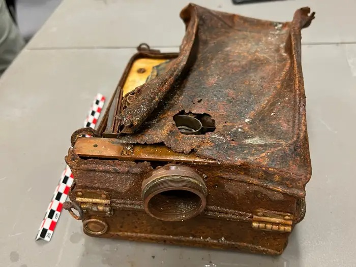 Tìm thấy máy ảnh thất lạc từ năm 1937 trên sông băng, mở ra hành trình khôi phục cuộn phim 85 năm tuổi - Ảnh 5.