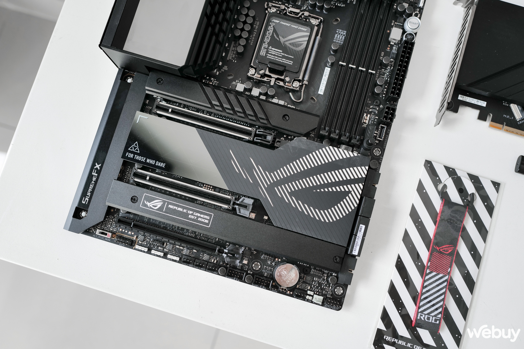 Mở hộp bo mạch chủ ASUS ROG Maximus Z790 Hero: Giá gần 20 triệu đồng, nhưng 'đắt có xắt ra miếng'? - Ảnh 6.