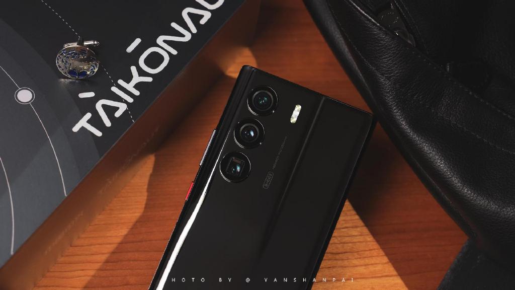 ZTE ra mắt Axon 40 Ultra phiên bản vũ trụ đặc biệt: Camera ẩn dưới màn hình, Snapdragon 8 Gen 1, RAM 18GB, giá từ 20,4 triệu đồng - Ảnh 3.