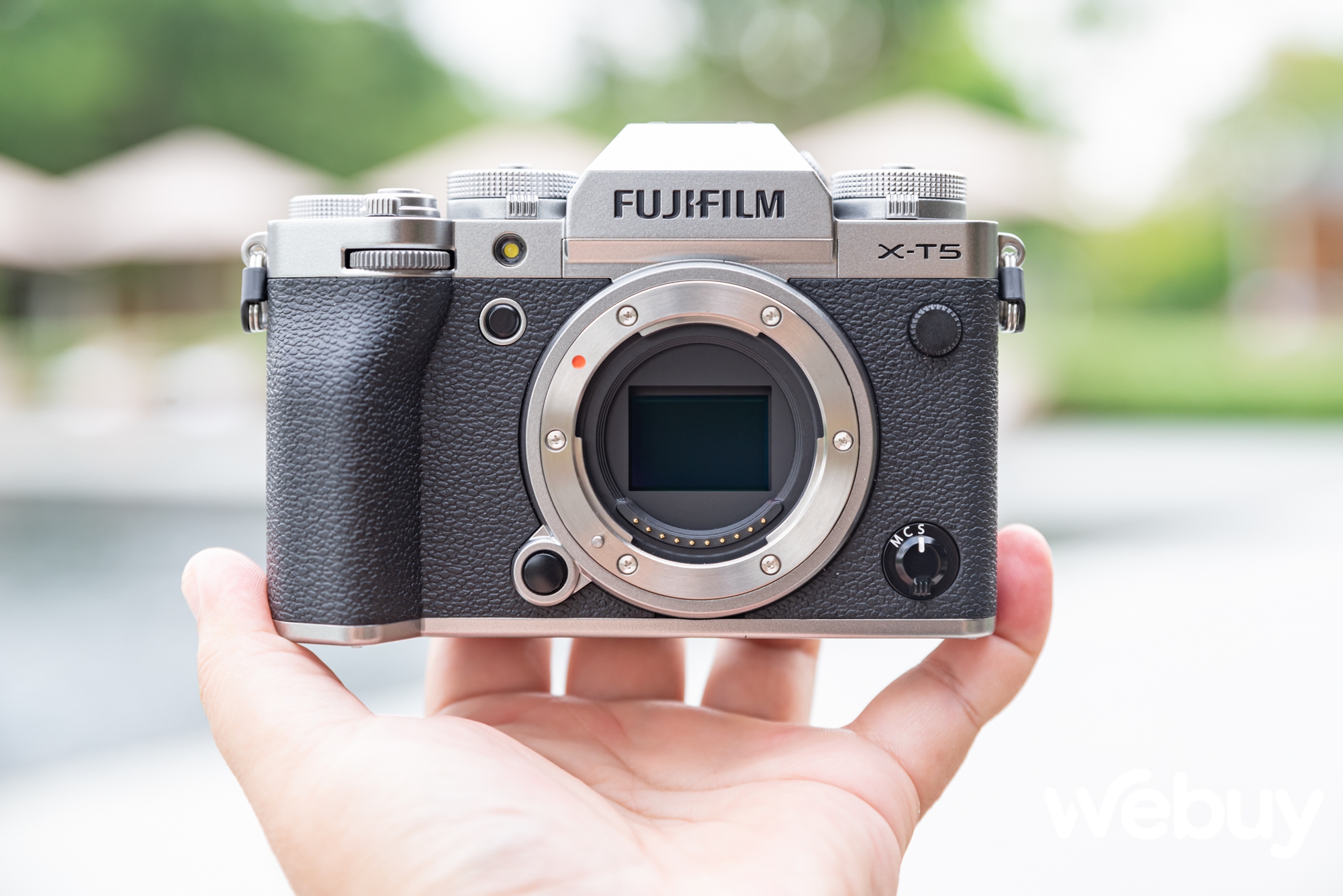 Cận cảnh Fujifilm X-T5 tại Việt Nam: Cảm biến 40MP có chống rung IBIS, quay video 6.2K, giá gần 43.5 triệu đồng - Ảnh 2.