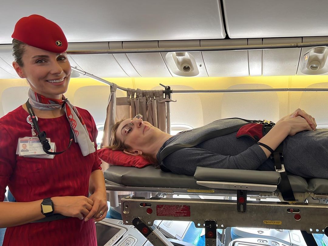 Một hãng hàng không loại bỏ 6 ghế để giúp người phụ nữ cao nhất thế giới thực hiện chuyến bay đầu tiên trong đời - Ảnh 2.