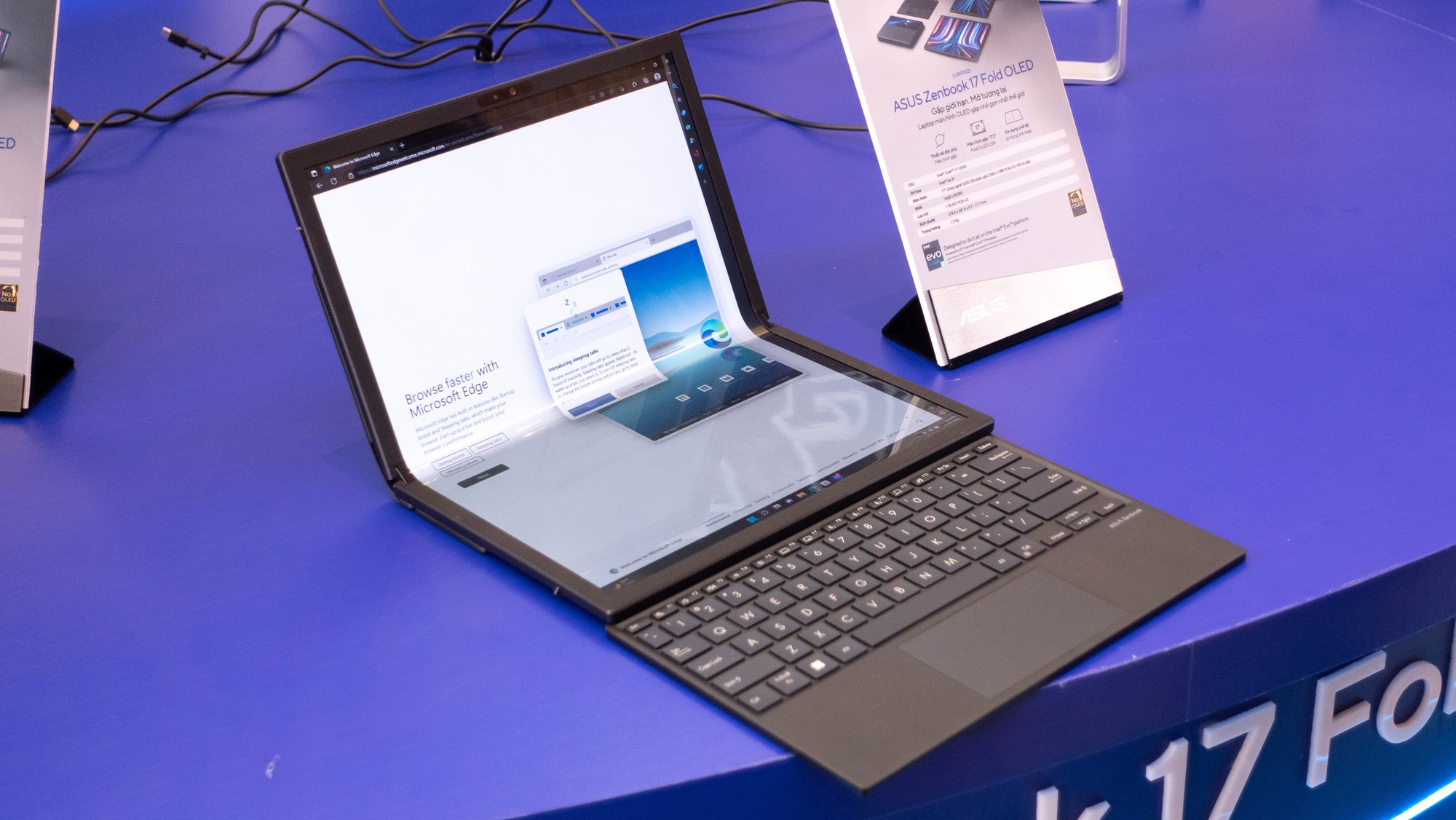 ASUS ra mắt Zenbook 17 Fold, laptop màn hình OLED gập nhỏ gọn nhất thế giới - Ảnh 1.