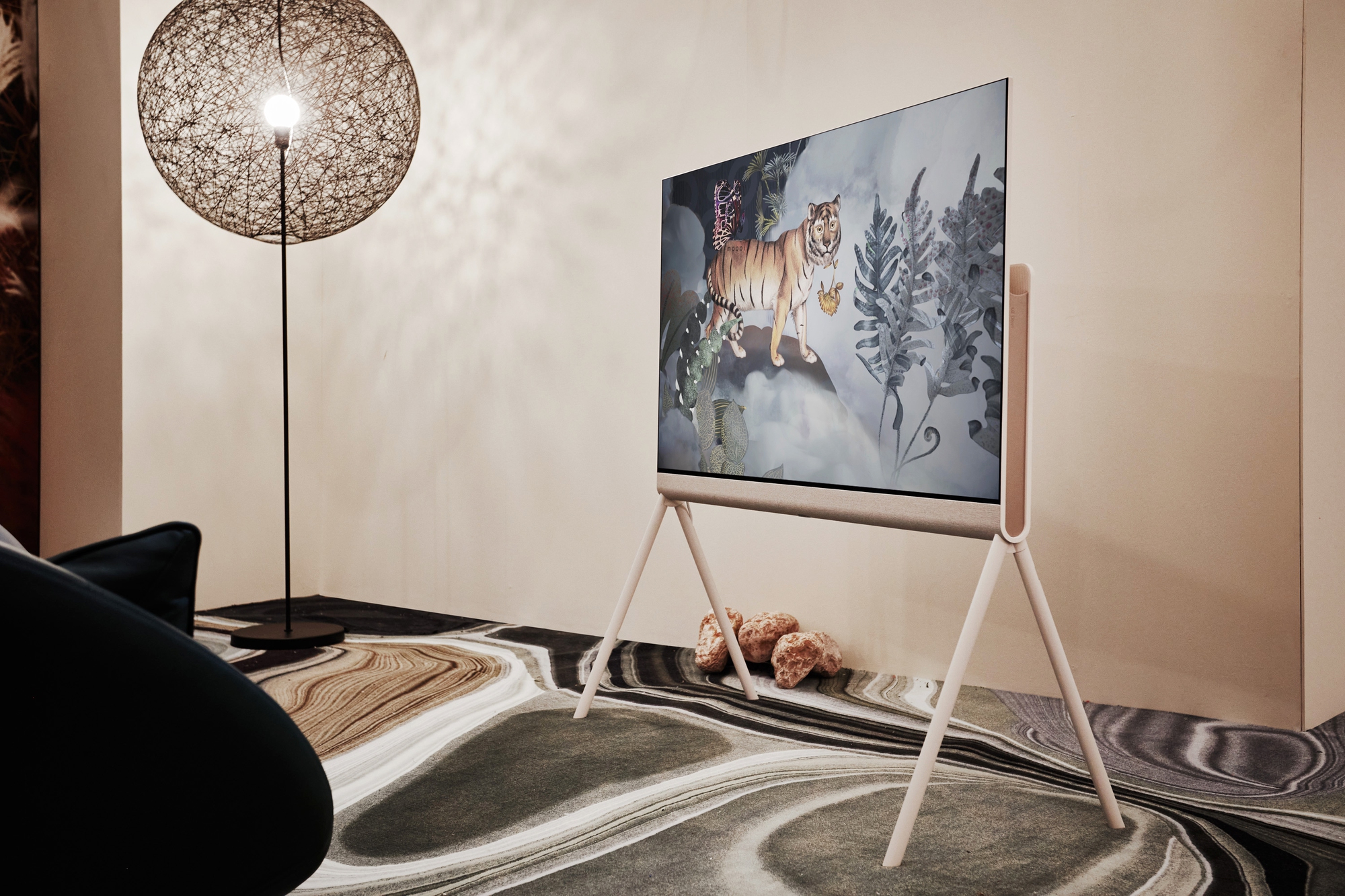 LG ra mắt TV Posé OLED với phong cách nghệ thuật, giá 54,9 triệu đồng - Ảnh 2.
