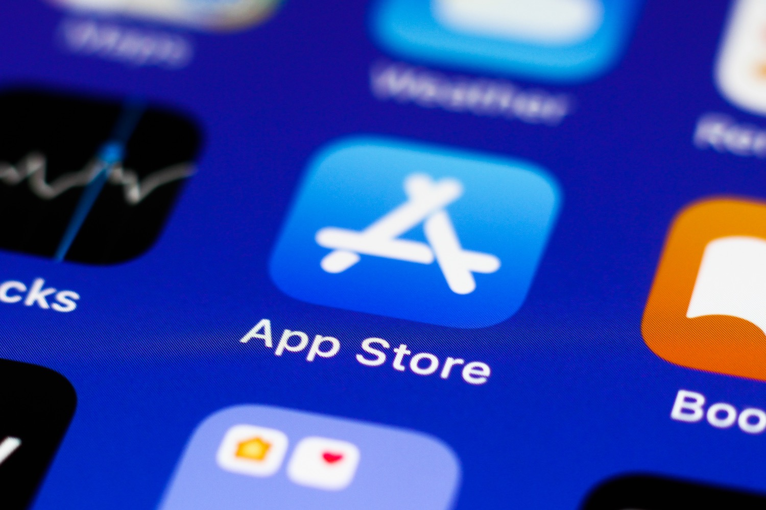 Chấm dứt độc quyền của App Store: Apple đang phải làm việc để cho phép cài ứng dụng từ bên thứ ba   - Ảnh 1.