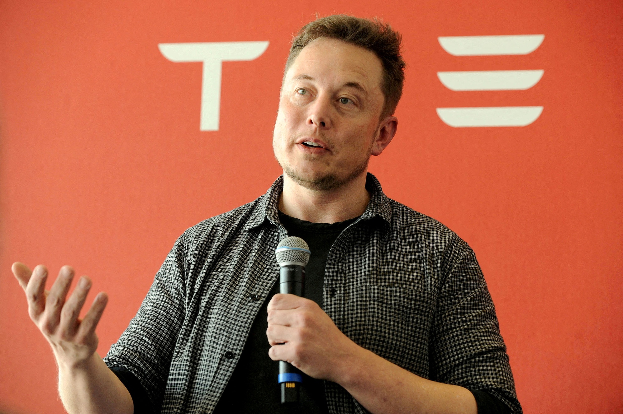 Elon Musk bán 3,5 tỉ USD cổ phiếu Tesla sau khi mất ngôi giàu nhất thế giới - Ảnh 1.