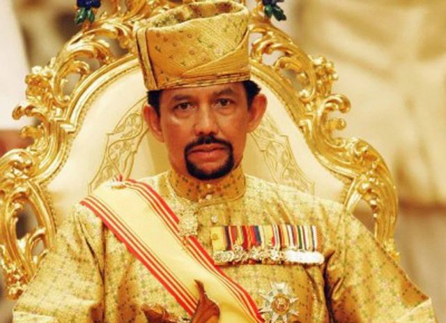 Vị vua giàu có gấp 15 lần Quốc vương Qatar: Thu nhập 100 USD/giây từ dầu mỏ, sống tại cung điện lớn nhất thế giới, từng tổ chức đua xe Ferrari vào lúc nửa đêm - Ảnh 1.