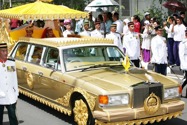 Vị vua giàu có gấp 15 lần Quốc vương Qatar: Thu nhập 100 USD/giây từ dầu mỏ, sống tại cung điện lớn nhất thế giới, từng tổ chức đua xe Ferrari vào lúc nửa đêm - Ảnh 4.