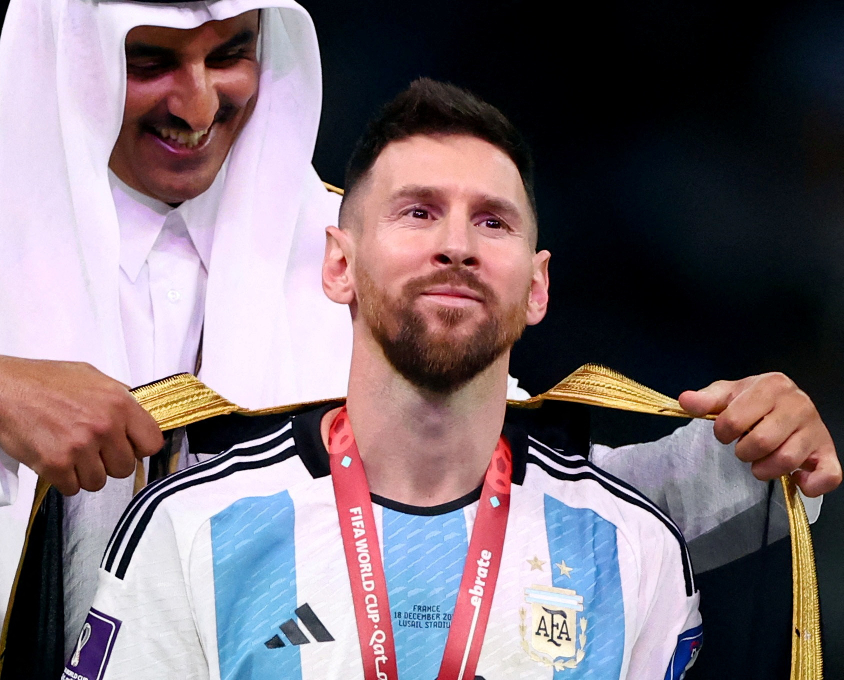 Hãy cùng đón xem hình ảnh về Messi và chiếc áo choàng trắng ngà được trao cho anh sau một trận đấu hoàn hảo. Quảng cáo này chắc chắn sẽ khiến cho các fan Barca như một lời khuyên rằng họ không thể bỏ qua hình ảnh đáng nhớ này.