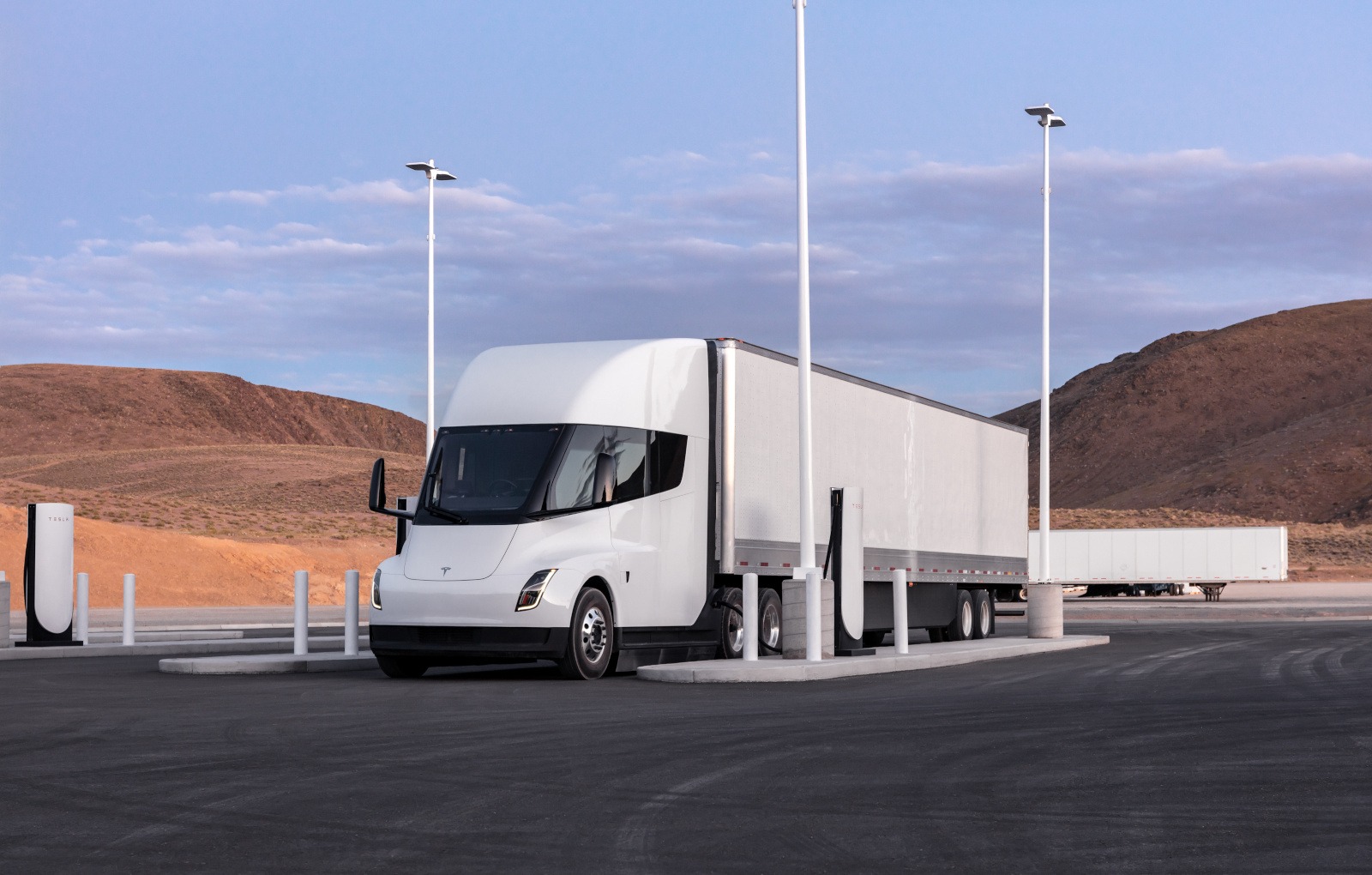 Tài xế kỳ cựu phàn nàn về Tesla Semi: Buồng lái phù hợp với siêu xe hơn là xe tải - Ảnh 1.