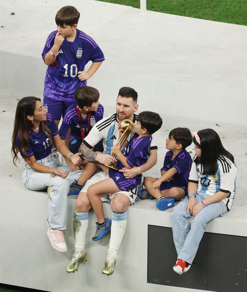 Khoảnh khắc tình nhất World Cup 2022: Messi hạnh phúc ôm vợ và cúp vàng thế giới vào lòng - Ảnh 7.
